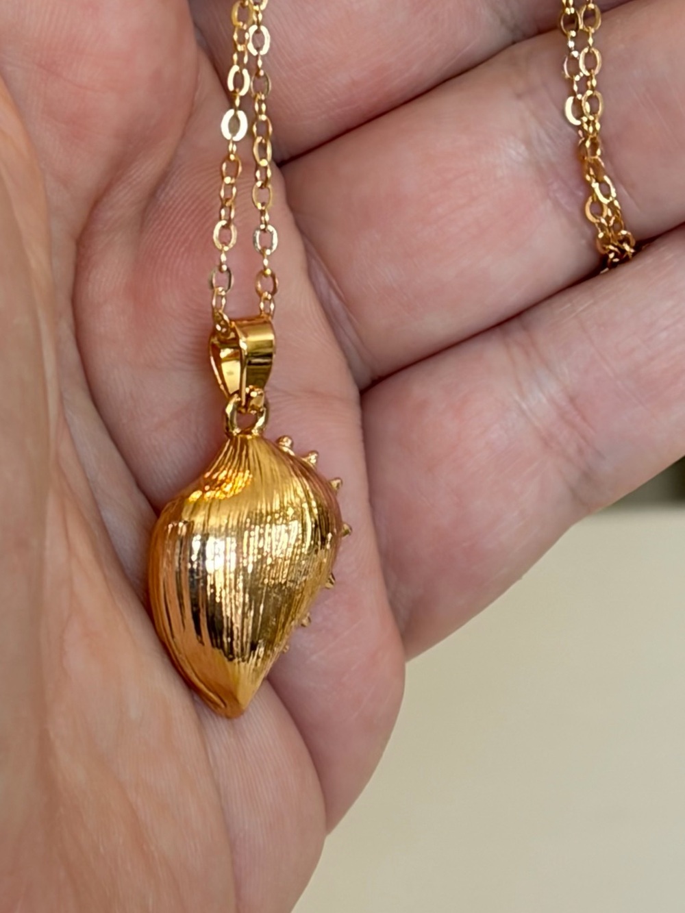 Gold Shell Pendant Pearl Necklace. - Picture 5 of 7